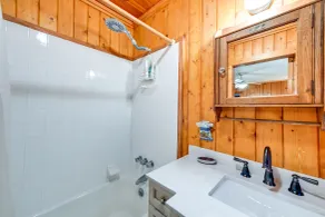 Highlands Vacation Rental - Walk to Mirror Lake! - Badeværelse