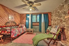 Riverfront Getaway w/ Treehouse, Fire Pit & Deck! - Rum