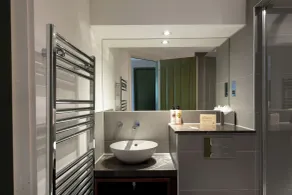Rose And Crown Hotel - Bathroom