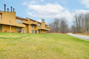 1 Mi to Nubs Nob Ski Resort: Harbor Springs Condo - Innvendig