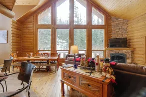 Rustic Mountain Cabin with Private Hot Tub & Deck! - Interiör