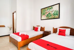 RedDoorz Syariah near Gor Ken Arok - Room