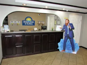 Days Inn & Suites by Wyndham Fort Valley - Reception