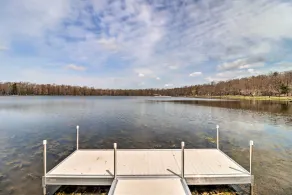 Pocono Lake Home w/ Fire Pit: Walk to Ski Hill! - Interni