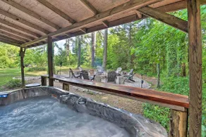 Luxe Cabin w/ Hot Tub on 5 Acres in Pearcy! - Innvendig