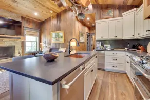 Walk to White River: Cozy Escape w/ Screened Porch - Innenbereich