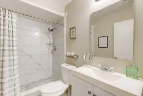 Charming Columbus Home w/ Yard - 10 Mi to Dtwn! - Badeværelse
