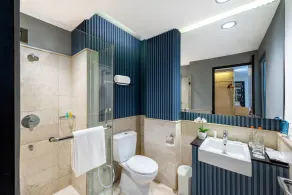 Oakwood Hotel & Apartments Taman Mini Jakarta - Bathroom