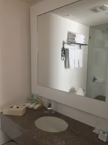 Hotel Holiday Inn Express & Suites Medellin by IHG - Bathroom