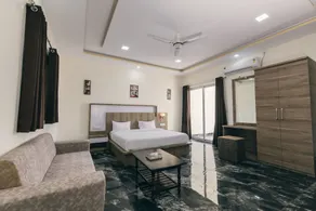 Serenity Hill Resort Near 2Km Fateh Sagar Lake Udaipur - Zimmer
