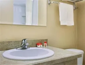 HomeSpring Inn & Studios - Bathroom
