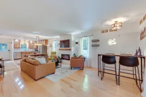 Riverfront Retreat w/ Hot Tub in Pocono Lake! - Interiör
