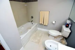 Waterfront 2BR Unit with Bayview Boho Style Stunning Sunset Pool Hot Tub Gym - Badeværelse