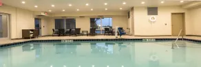 Holiday Inn Express & Suites - Commerce by IHG - Piscine