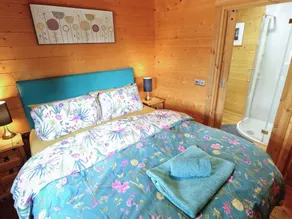 Tythe Lodge - Hot Tub Retreat in Rural Lincolnshire Family-Friendly Lodge Near Heckington - Værelse