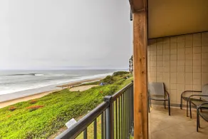 Beachfront Condo w/ Patio & Views - Walk to Shore! - Innenbereich