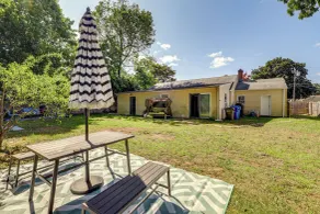 10 Mi to Hartford: Family Home w/ Yard - Interior