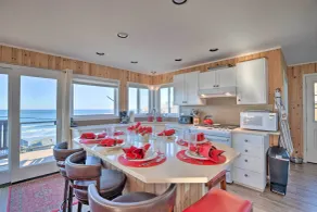 Exquisite Oceanside House w/ Pacific Views & Deck! - Innenbereich