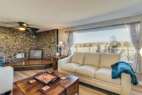 7 Mi to Dakota Hot Springs: Penrose Group Getaway! - Interior
