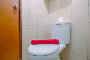 Modern Studio at Tifolia Apartment By Travelio - Bathroom