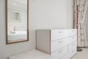 Homey And Comfort Stay 2Br Bellezza Apartment - Zimmer