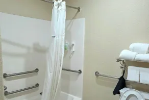 Ramada by Wyndham South Waco - Bathroom