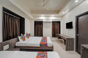 Fabhotel Royal Inn I - Room