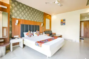 Hotel Devanshi & Banquets by Classy Stay - Værelse