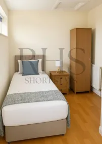4-bed Home in Maidenhead - Room