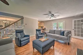 2 Mi to Clemson: Central Villa w/ Deck, Near Lakes - Interiör