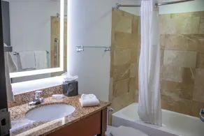 Wyndham Bloomington - Mall of America - Bathroom