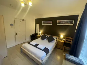 Oakhurst Gatwick and holiday parking three pounds per day and transport between six am and midnight until may - Room