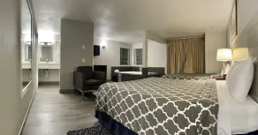 Americas Inn & Suite - Room