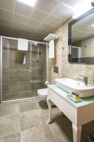 Perla Arya Hotel - Bathroom