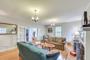 Delightful Retreat w/ Fireplace + Large Yard! - Innenbereich