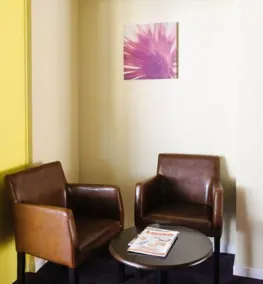 OYO The Luton Hotel - Lobby sitting area