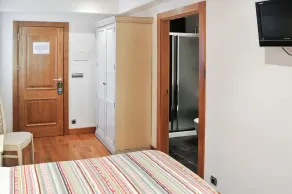 Hostal y Albergue Haizea - Hostel - Værelse