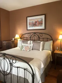 Weller Haus Bed, Breakfast & Event Center - Chambre