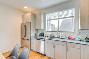Walk to UW: Townhome w/ Rooftop Patio! - Innvendig