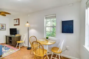 Charming Dtwn Retreat: 1 Mi to Ocean Springs Beach - Intérieur