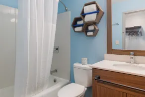 HomeTowne Studios by Red Roof Newport News - Hampton West - Bathroom