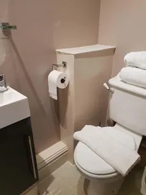 The Queen Catherine Hotel - Bathroom