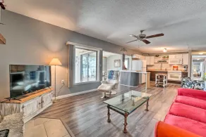 Lakefront Vacation Rental w/ Deck & 2 Docks! - Interni