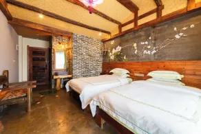 Butterfly Flowers Inn- Exclusive Location,Anicent Chinese Style, 2 minutes walk to Tianmen Mount Cableway,Free pick up service over 1 nights, Free fresh coffee and tea, Free mini lunch,Free laundry,Itineary planning, Attraction Tickets Serivce in advance - Utsikt fra rommet