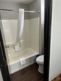 Super 8 by Wyndham Lake of the Ozarks - Bathroom