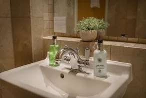 The White Horse Hotel, Romsey, Hampshire - The Coaching Inn Group - Baño