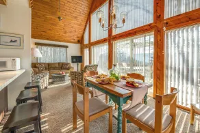 Poconos Cabin on 3 Acres - 5 Mi to Blue Mountain! - Interiør