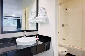 Travelodge by Wyndham College Park - Salle de bain