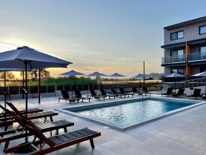 Calma Luxury Suites - Piscina