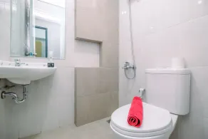 Well Furnished And Comfy 2Br At Royal Heights Apartment - Badezimmer